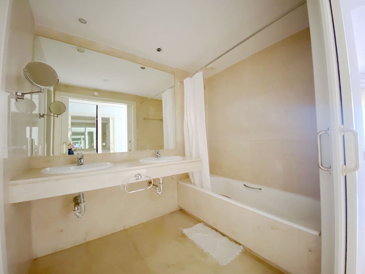 3 sypialnia Apartament na sprzedaż w La Duquesa / Puerto de la Duquesa z basenem garażem - 540 000 € (Ref: 9328679)