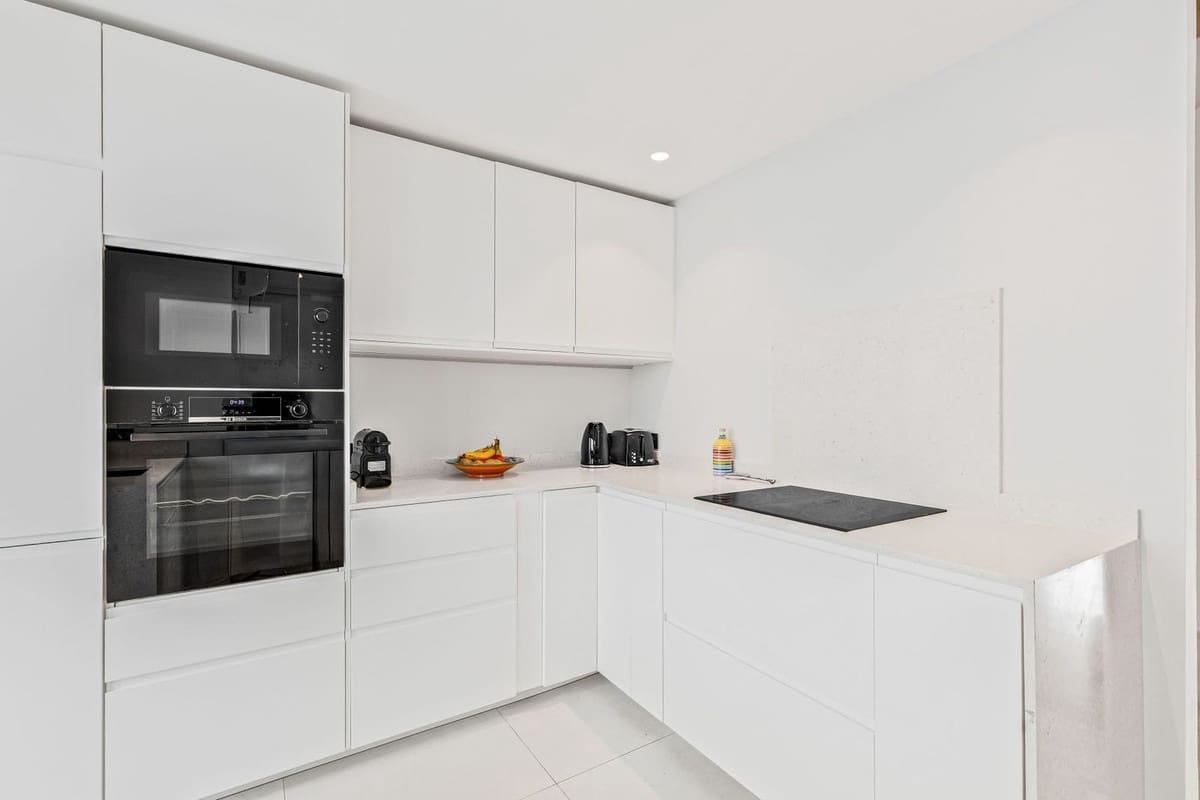 3 sypialnia Dom na sprzedaż w La Duquesa / Puerto de la Duquesa z basenem - 395 000 € (Ref: 9332691)