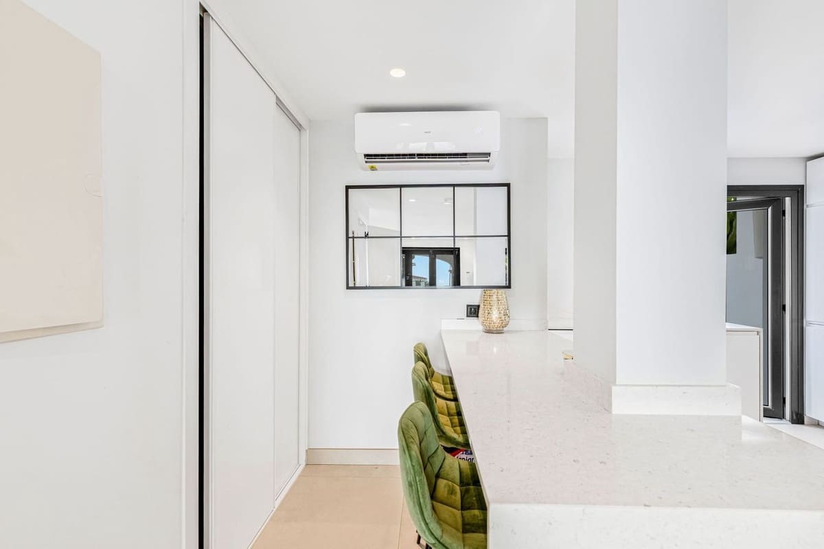 3 sypialnia Dom na sprzedaż w La Duquesa / Puerto de la Duquesa z basenem - 395 000 € (Ref: 9332691)