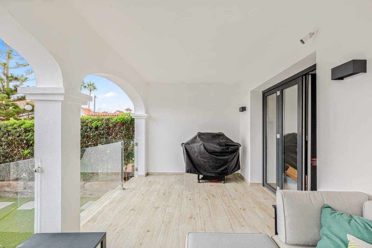 3 sypialnia Dom na sprzedaż w La Duquesa / Puerto de la Duquesa z basenem - 395 000 € (Ref: 9332691)