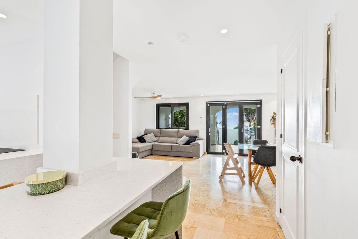 3 sypialnia Dom na sprzedaż w La Duquesa / Puerto de la Duquesa z basenem - 395 000 € (Ref: 9332691)