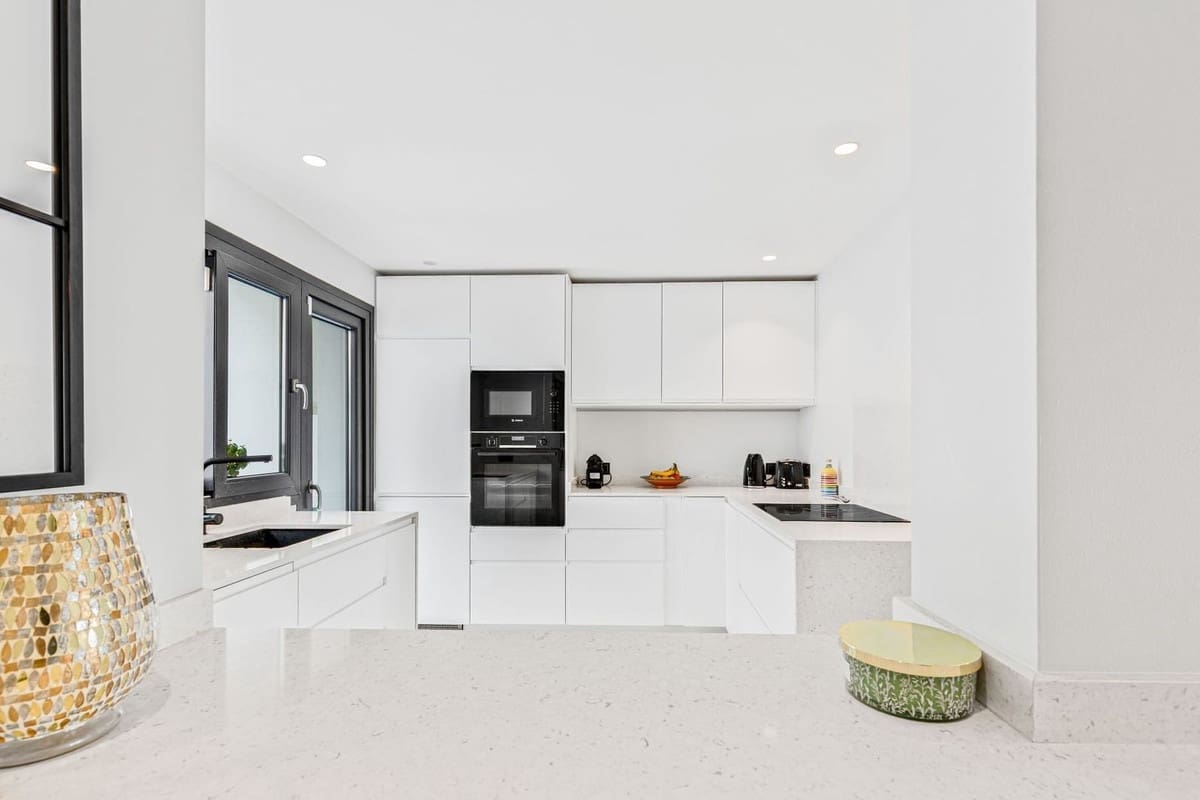 3 sypialnia Dom na sprzedaż w La Duquesa / Puerto de la Duquesa z basenem - 395 000 € (Ref: 9332691)