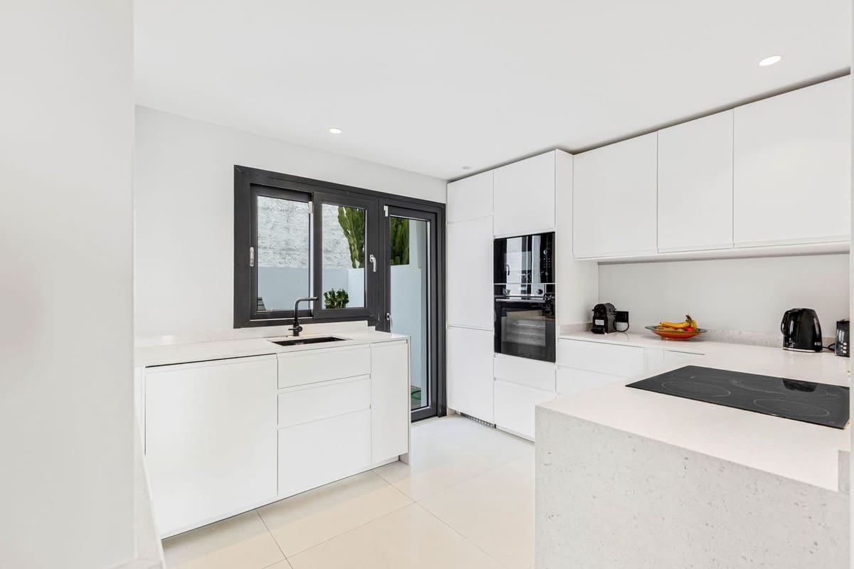 3 sypialnia Dom na sprzedaż w La Duquesa / Puerto de la Duquesa z basenem - 395 000 € (Ref: 9332691)