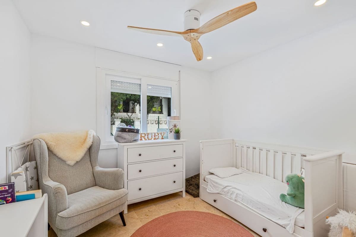 3 sypialnia Dom na sprzedaż w La Duquesa / Puerto de la Duquesa z basenem - 395 000 € (Ref: 9332691)