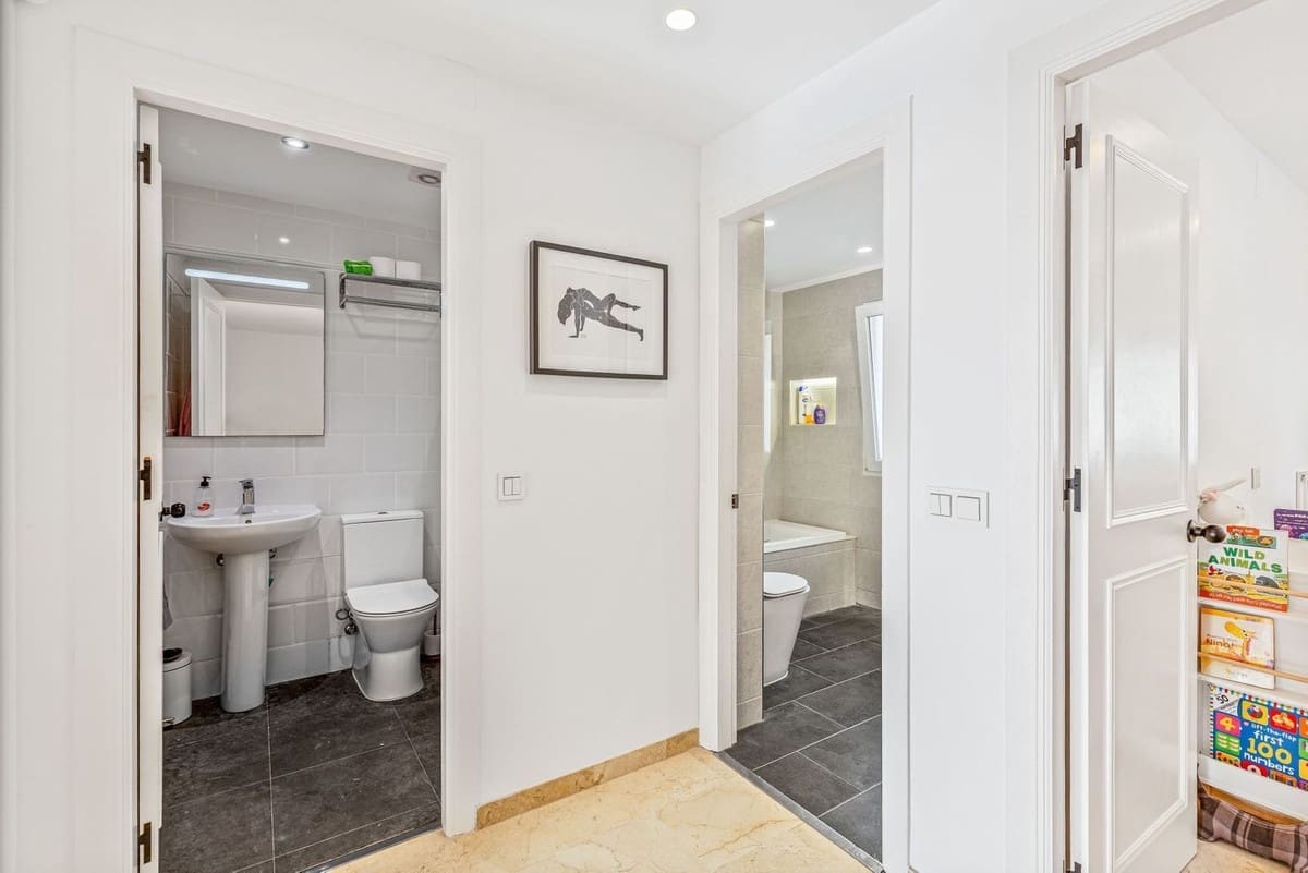 3 sypialnia Dom na sprzedaż w La Duquesa / Puerto de la Duquesa z basenem - 395 000 € (Ref: 9332691)