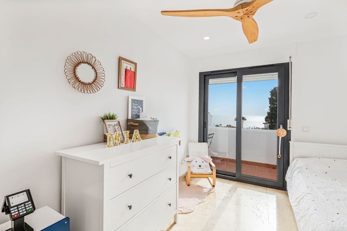 3 sypialnia Dom na sprzedaż w La Duquesa / Puerto de la Duquesa z basenem - 395 000 € (Ref: 9332691)