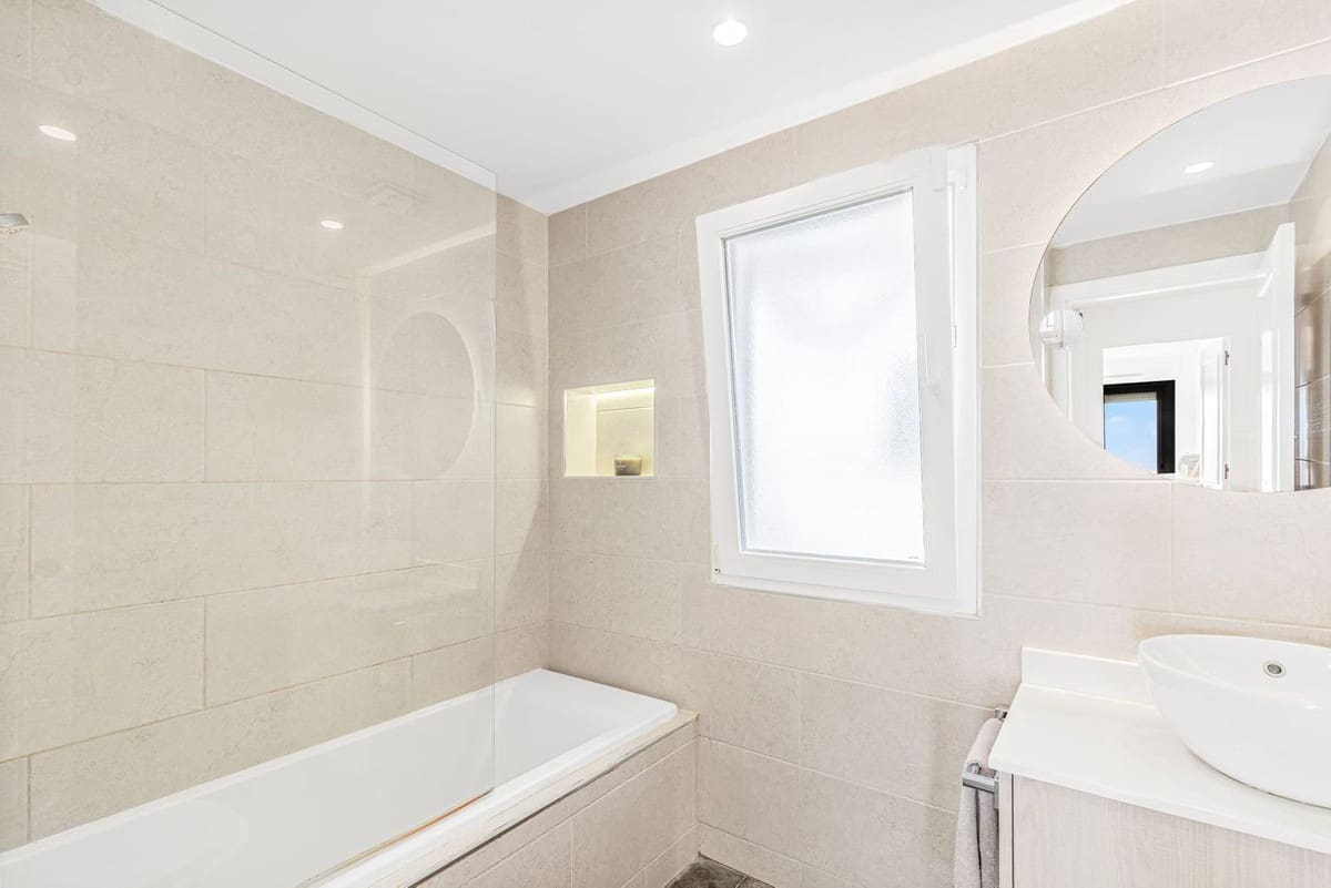 3 sypialnia Dom na sprzedaż w La Duquesa / Puerto de la Duquesa z basenem - 395 000 € (Ref: 9332691)