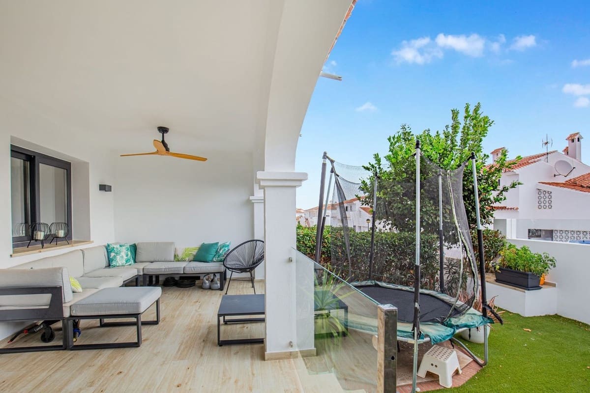 3 sypialnia Dom na sprzedaż w La Duquesa / Puerto de la Duquesa z basenem - 395 000 € (Ref: 9332691)