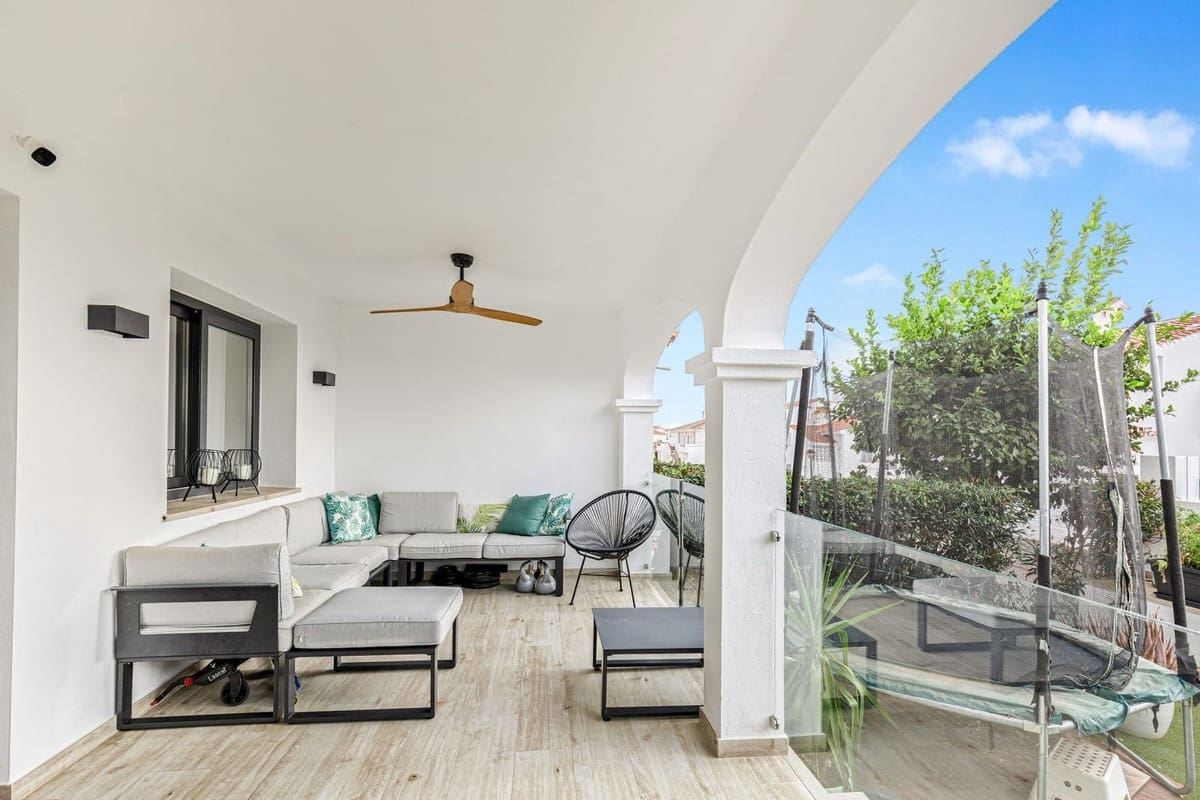 3 sypialnia Dom na sprzedaż w La Duquesa / Puerto de la Duquesa z basenem - 395 000 € (Ref: 9332691)