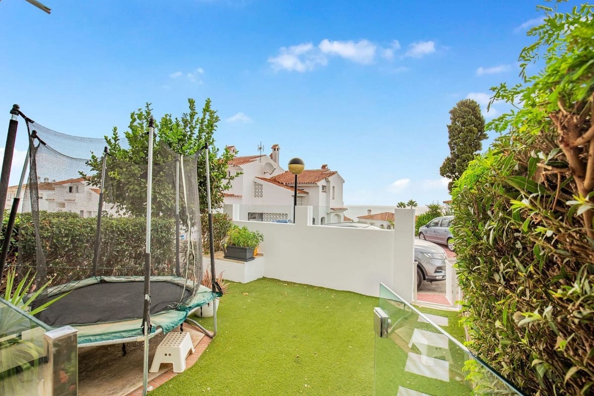 3 sypialnia Dom na sprzedaż w La Duquesa / Puerto de la Duquesa z basenem - 395 000 € (Ref: 9332691)