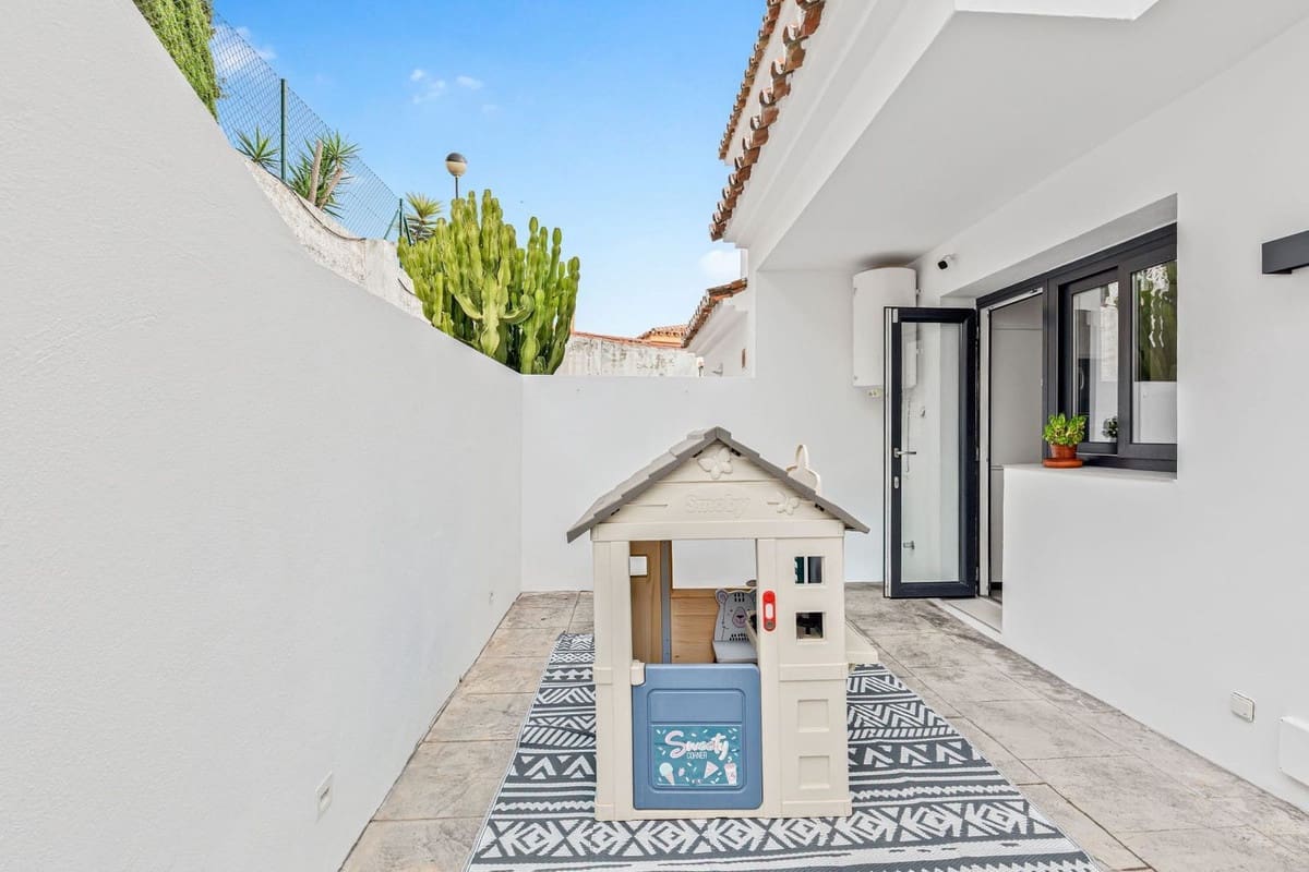 3 sypialnia Dom na sprzedaż w La Duquesa / Puerto de la Duquesa z basenem - 395 000 € (Ref: 9332691)