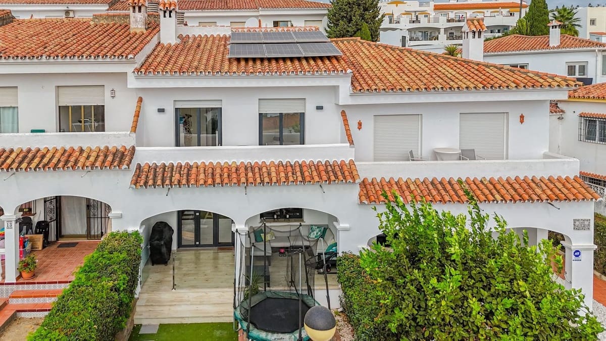 3 sypialnia Dom na sprzedaż w La Duquesa / Puerto de la Duquesa z basenem - 395 000 € (Ref: 9332691)