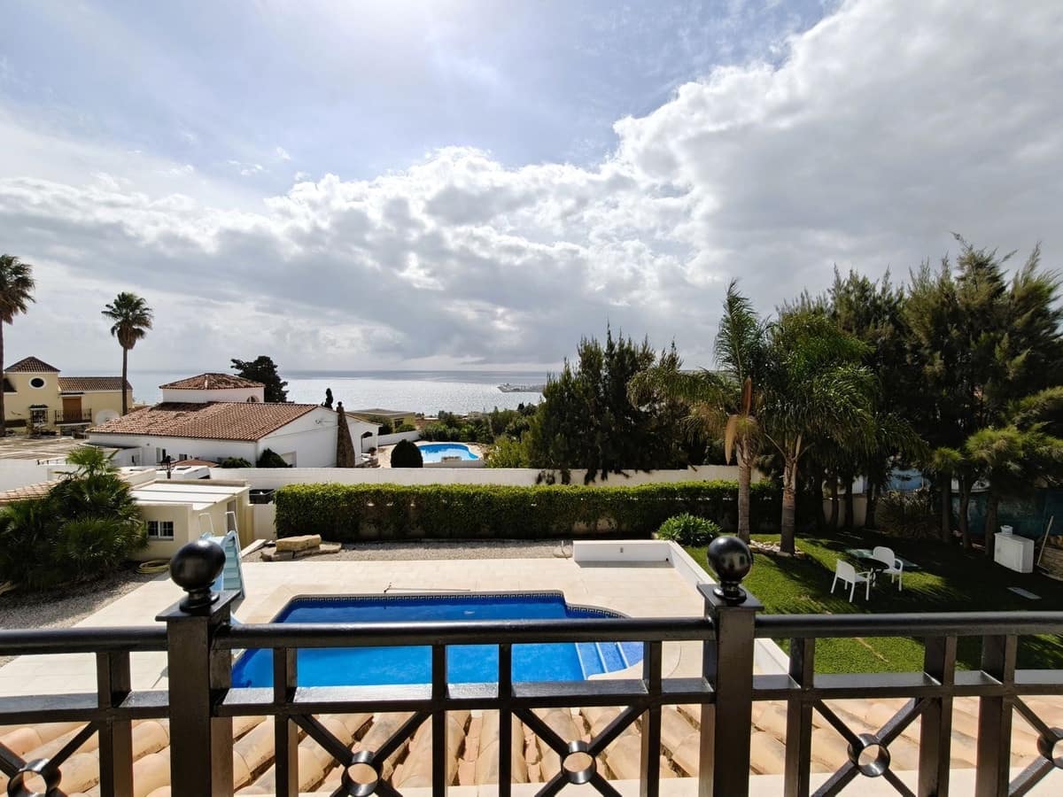 3 soveværelse Villa til salg i Torreguadiaro med swimmingpool garage - € 750.000 (Ref: 9335522)