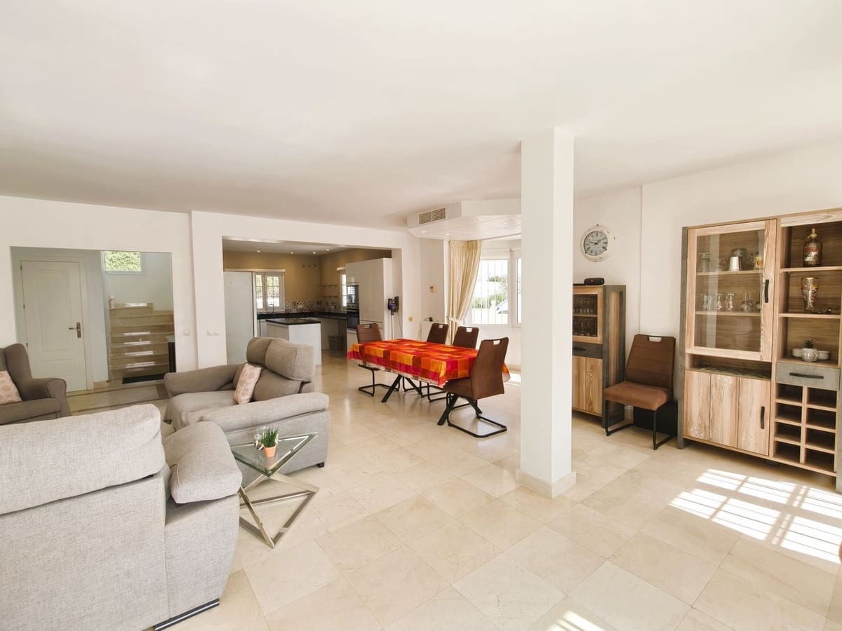 3 soveværelse Villa til salg i Torreguadiaro med swimmingpool garage - € 750.000 (Ref: 9335522)