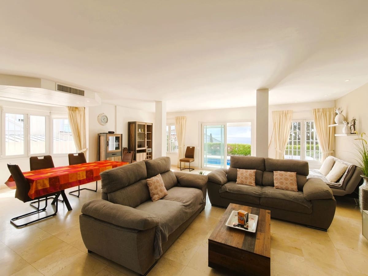 3 soveværelse Villa til salg i Torreguadiaro med swimmingpool garage - € 750.000 (Ref: 9335522)