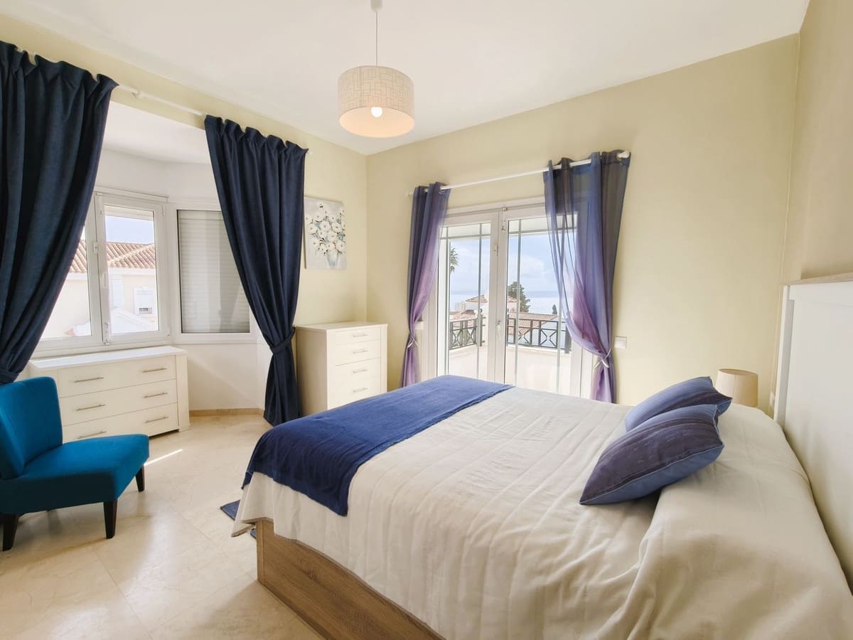 3 soveværelse Villa til salg i Torreguadiaro med swimmingpool garage - € 750.000 (Ref: 9335522)