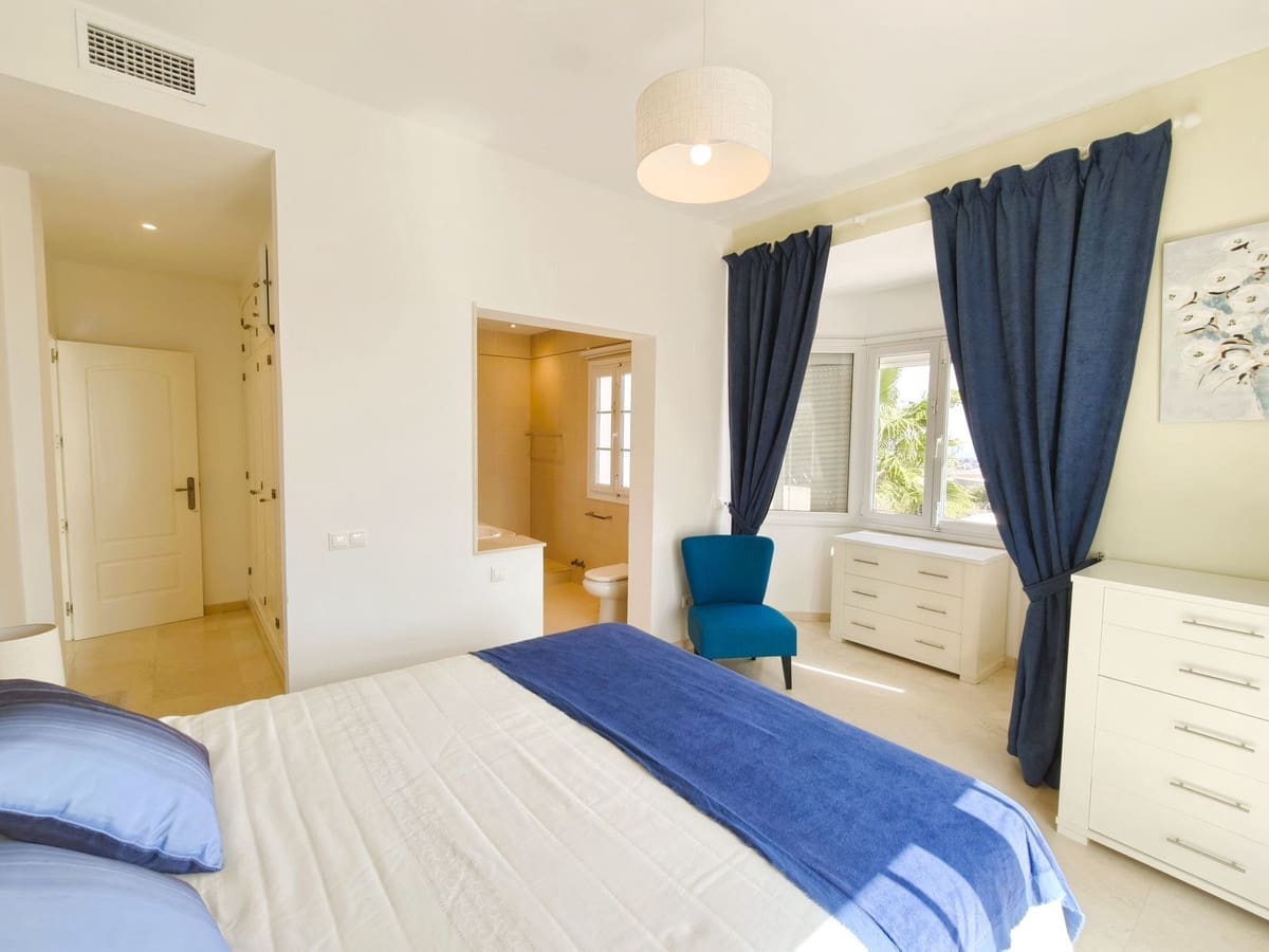 3 soveværelse Villa til salg i Torreguadiaro med swimmingpool garage - € 750.000 (Ref: 9335522)