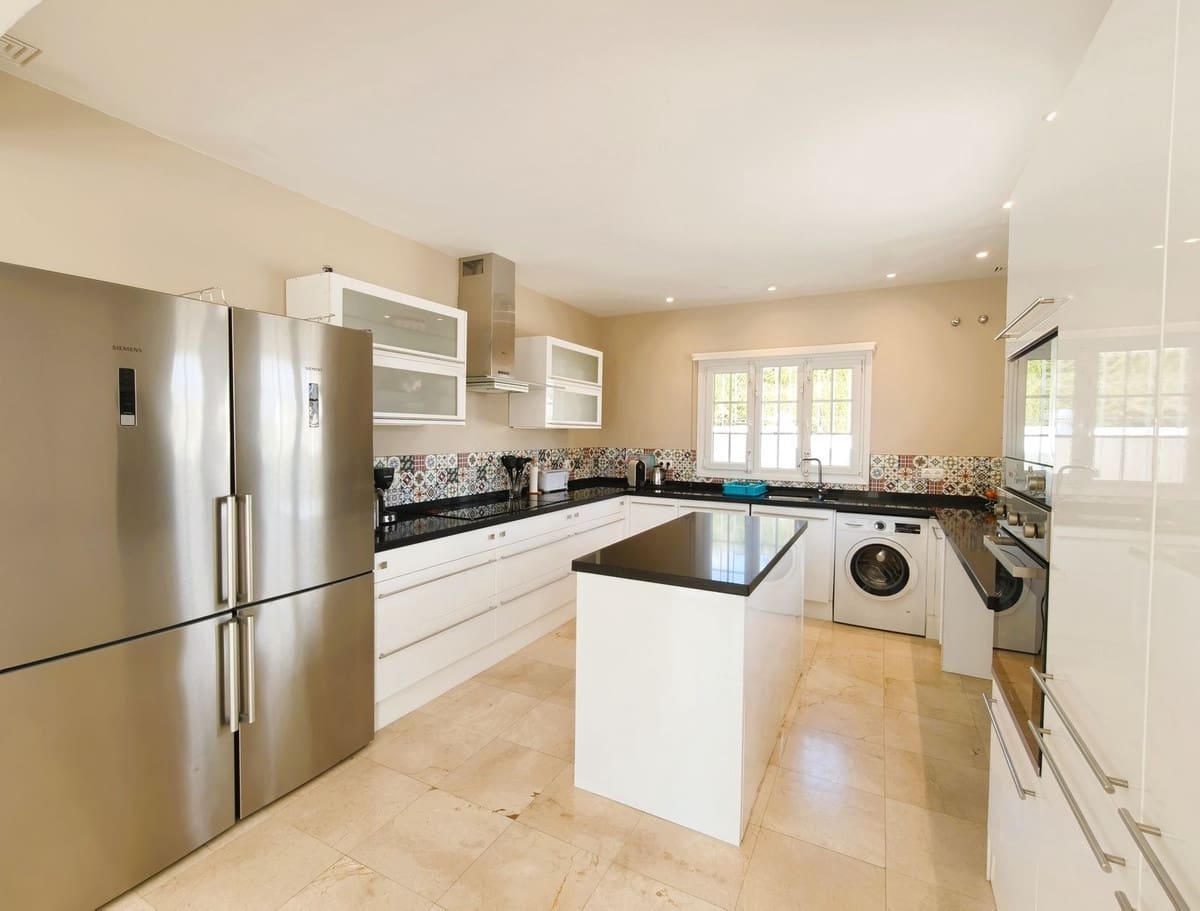 3 soveværelse Villa til salg i Torreguadiaro med swimmingpool garage - € 750.000 (Ref: 9335522)