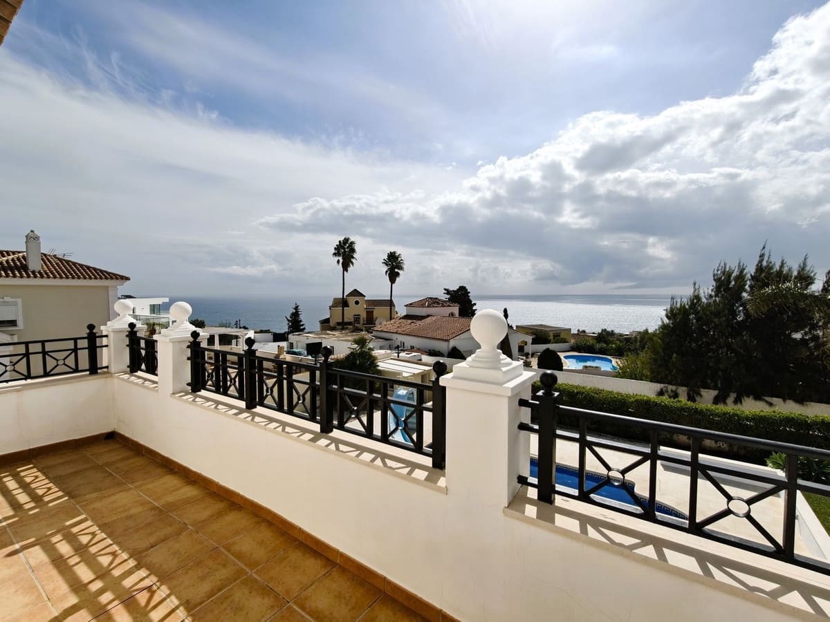 3 soveværelse Villa til salg i Torreguadiaro med swimmingpool garage - € 750.000 (Ref: 9335522)