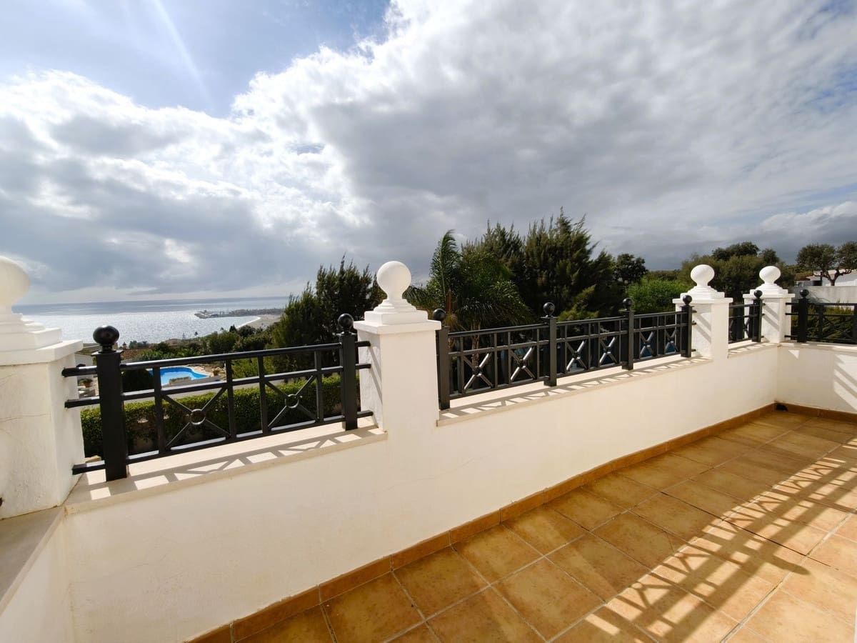 3 soveværelse Villa til salg i Torreguadiaro med swimmingpool garage - € 750.000 (Ref: 9335522)