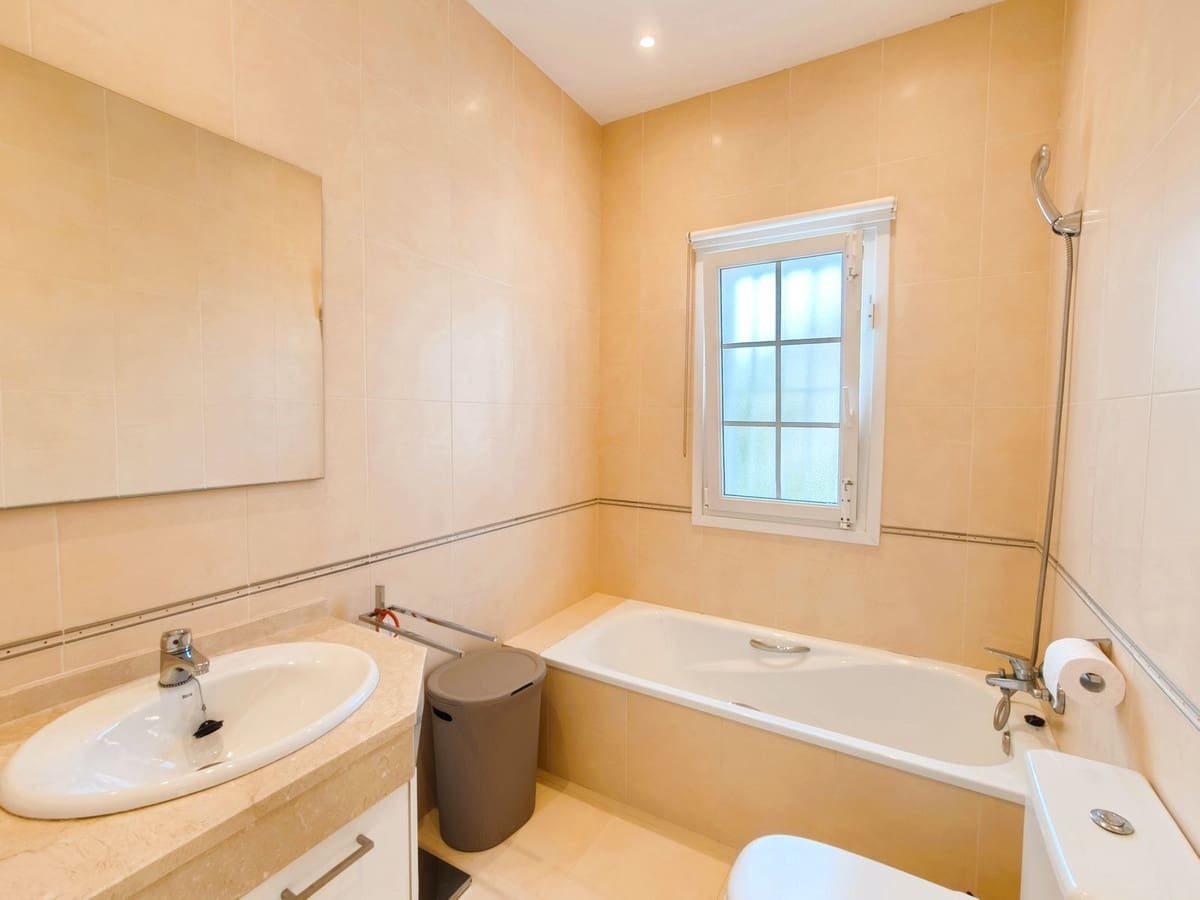 3 soveværelse Villa til salg i Torreguadiaro med swimmingpool garage - € 750.000 (Ref: 9335522)