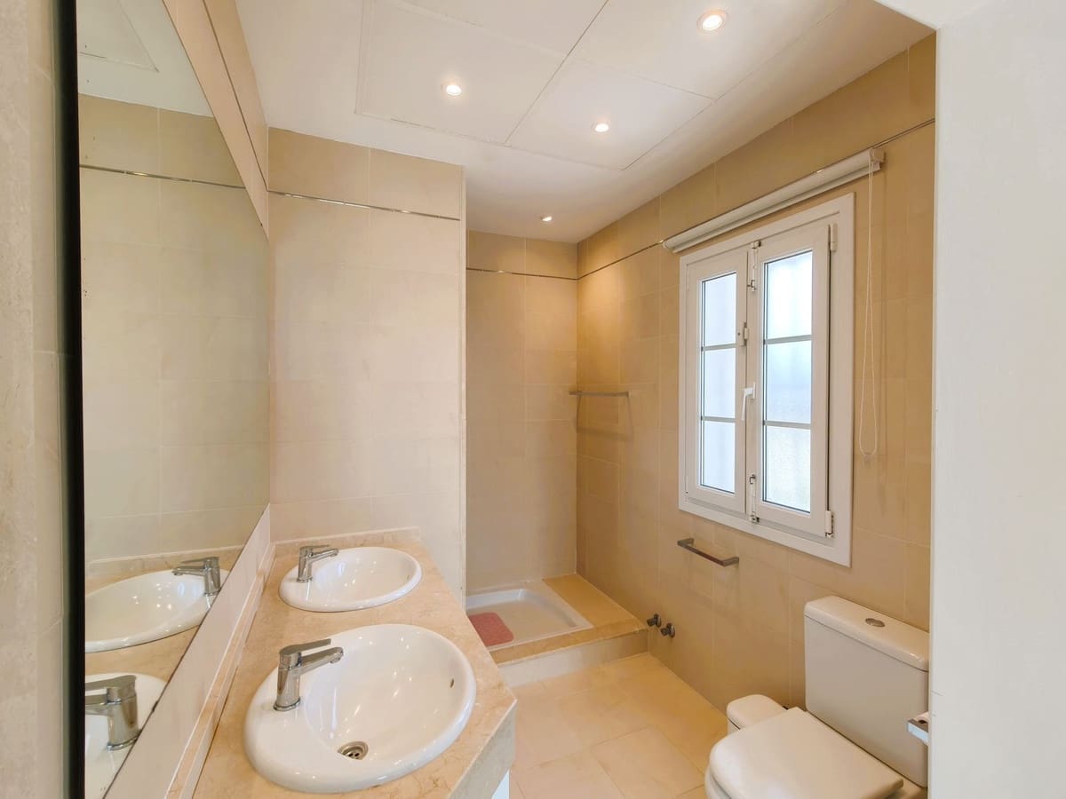 3 soveværelse Villa til salg i Torreguadiaro med swimmingpool garage - € 750.000 (Ref: 9335522)