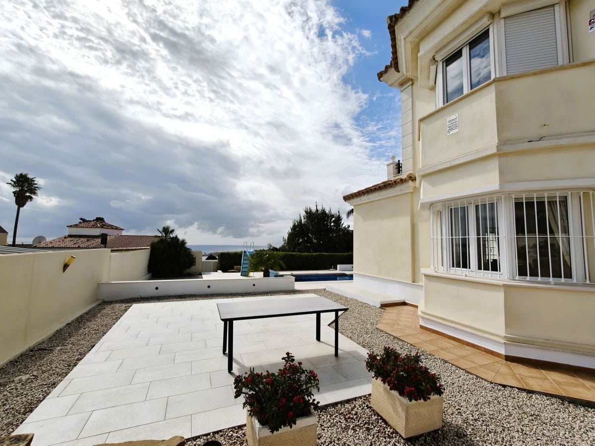 3 soveværelse Villa til salg i Torreguadiaro med swimmingpool garage - € 750.000 (Ref: 9335522)