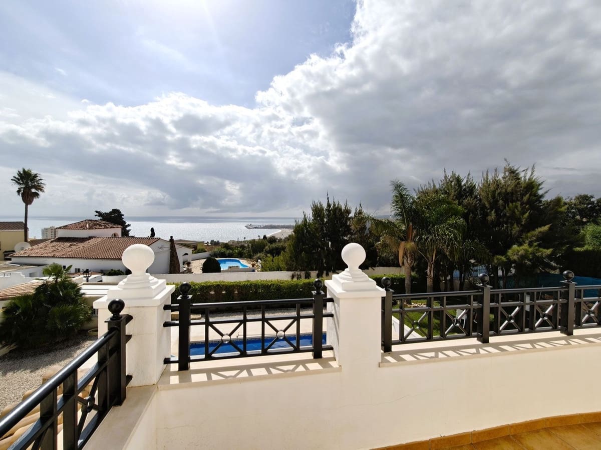 3 soveværelse Villa til salg i Torreguadiaro med swimmingpool garage - € 750.000 (Ref: 9335522)