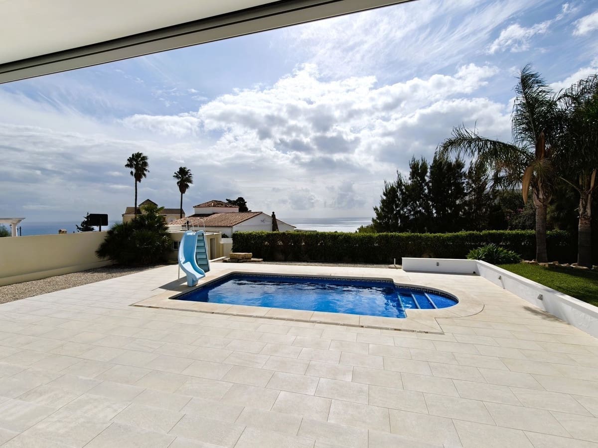 3 soveværelse Villa til salg i Torreguadiaro med swimmingpool garage - € 750.000 (Ref: 9335522)