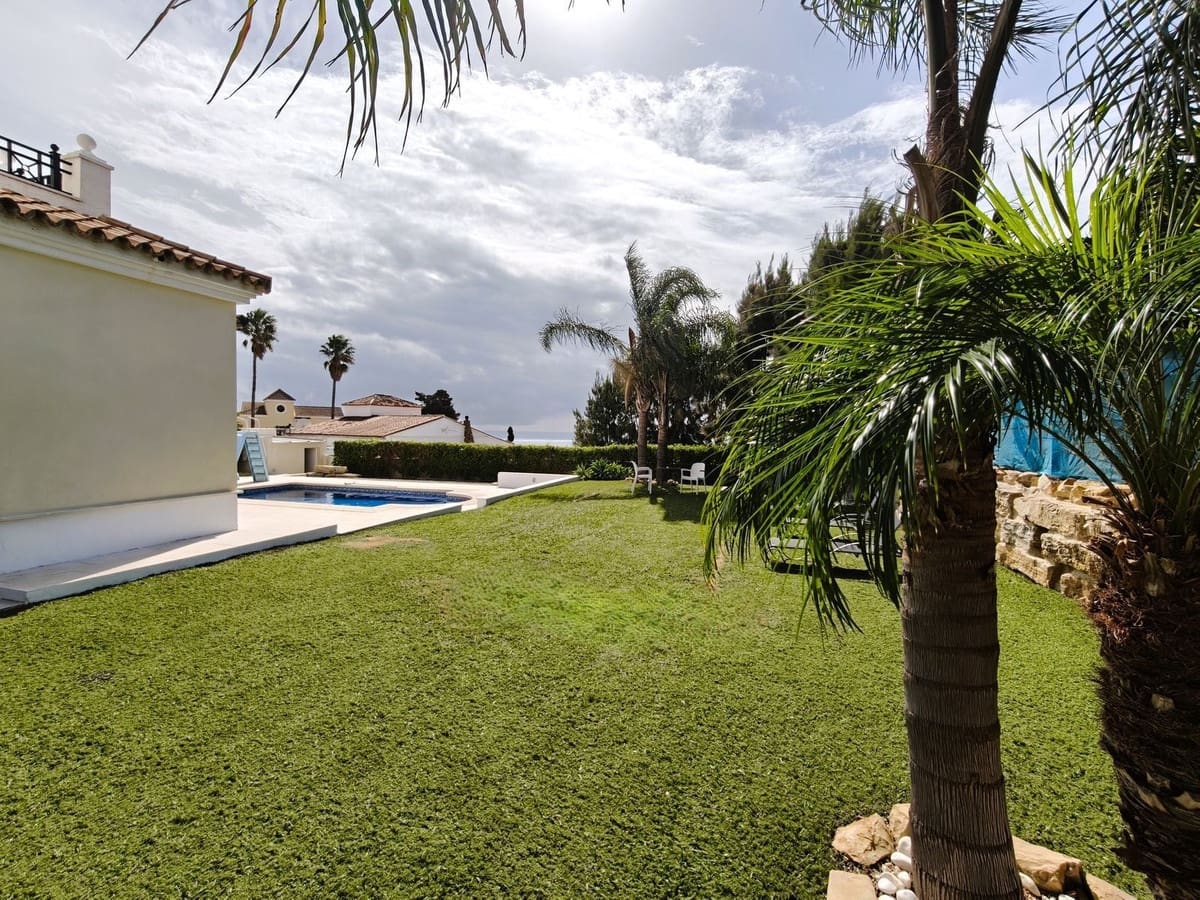 3 soveværelse Villa til salg i Torreguadiaro med swimmingpool garage - € 750.000 (Ref: 9335522)