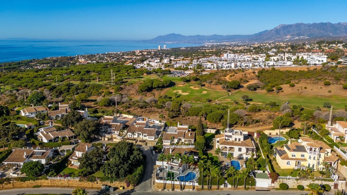 3 sypialnia Willa na sprzedaż w Calahonda z basenem garażem - 995 000 € (Ref: 9343512)