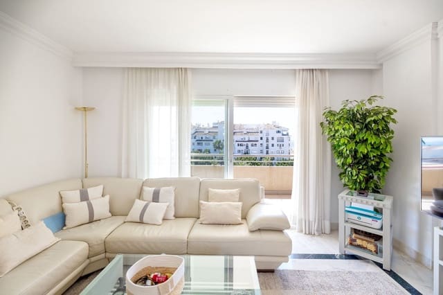 Apartamento de 3 habitaciones en Puerto Banus, Marbella en venta con piscina garaje - 995.000 € (Ref: 9343670)