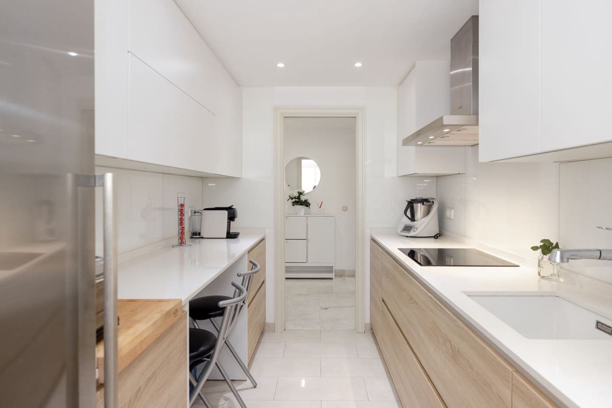 3 bedroom Apartment for sale in Puerto Banus with pool garage - € 995,000 (Ref: 9343670)