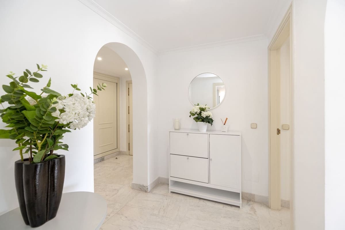 3 bedroom Apartment for sale in Puerto Banus with pool garage - € 995,000 (Ref: 9343670)