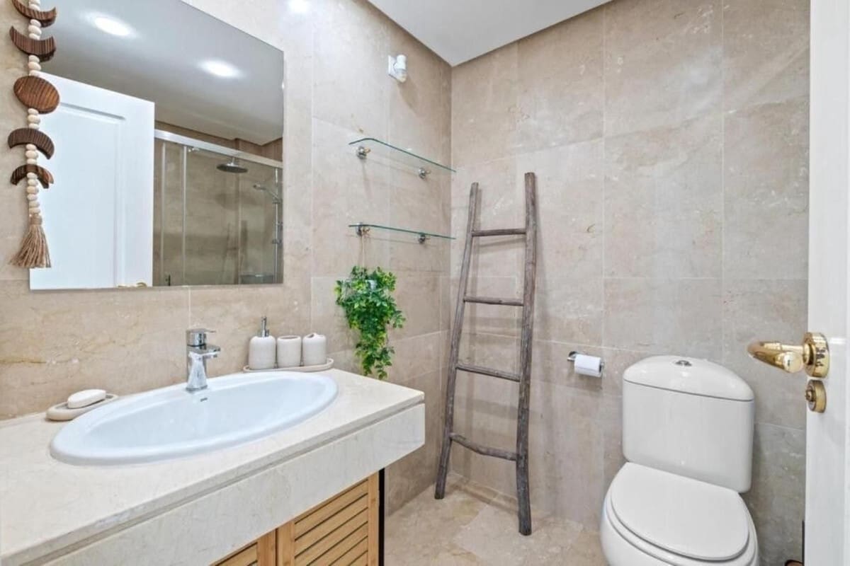 2 sypialnia Apartament na sprzedaż w La Duquesa / Puerto de la Duquesa z basenem garażem - 430 000 € (Ref: 9343672)