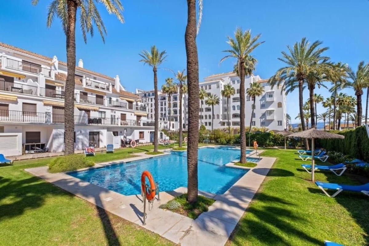 2 sypialnia Apartament na sprzedaż w La Duquesa / Puerto de la Duquesa z basenem garażem - 430 000 € (Ref: 9343672)