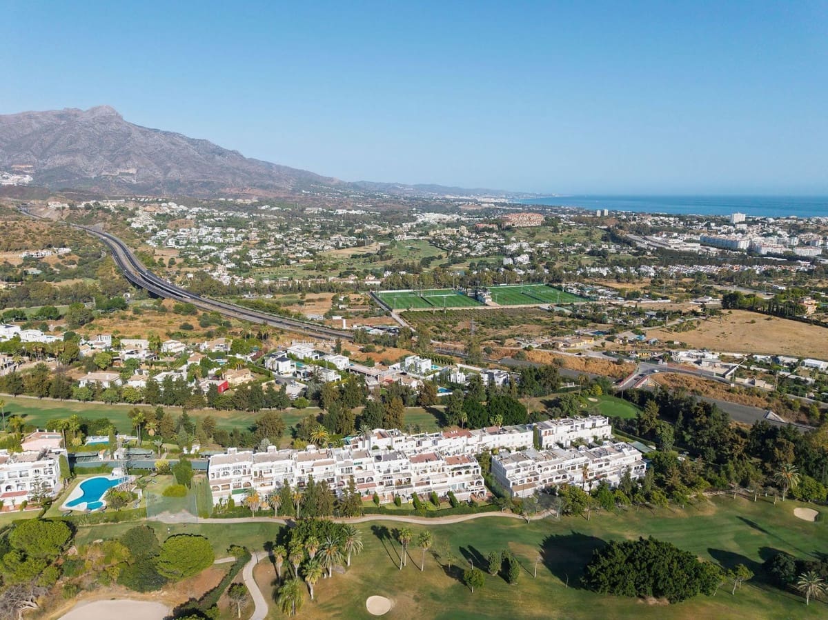 3 sypialnia Apartament na sprzedaż w La Quinta z basenem garażem - 695 000 € (Ref: 9359830)