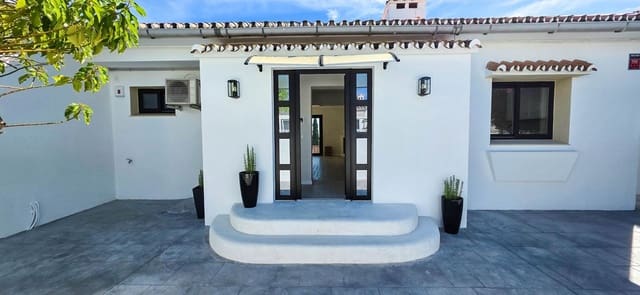 4 soverom Villa til salgs i La Duquesa / Puerto de la Duquesa, Manilva med svømmebasseng garasje - € 935 000 (Ref: 9372046)