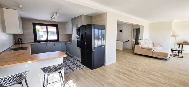 4 sypialnia Willa na sprzedaż w La Duquesa / Puerto de la Duquesa, Manilva z basenem garażem - 935 000 € (Ref: 9372046)