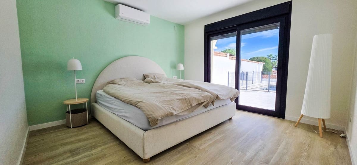 4 chambre Villa/Maison à vendre à La Duquesa / Puerto de la Duquesa avec piscine garage - 935 000 € (Ref: 9372046)