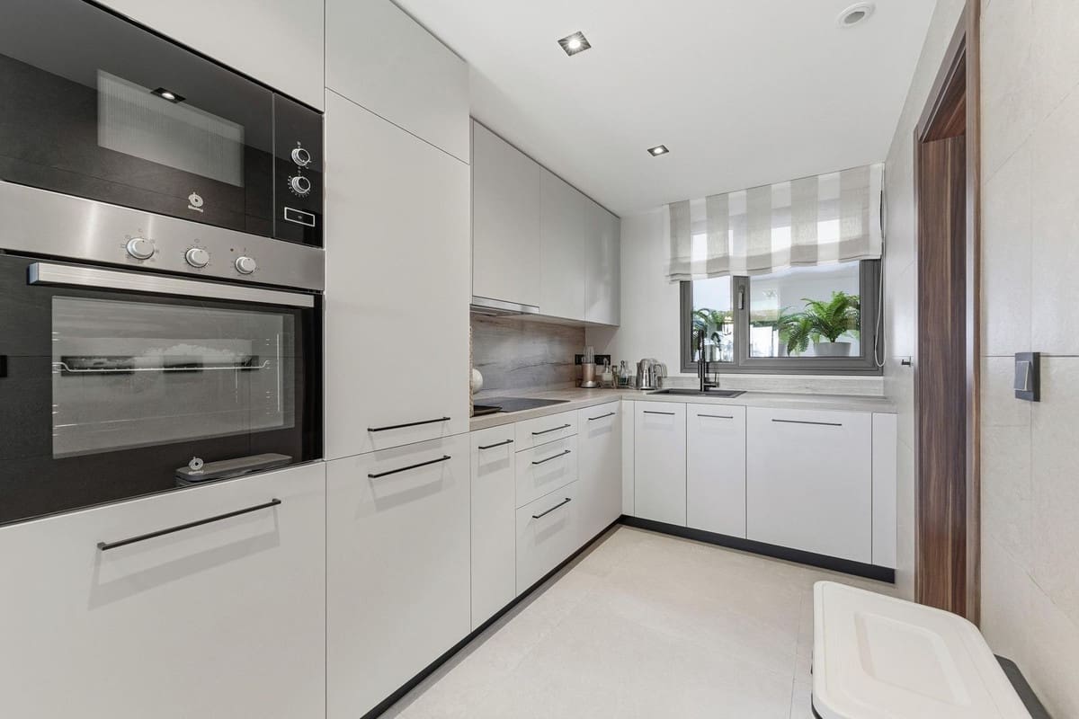 2 makuuhuone Huoneisto myytävänä paikassa Nueva Andalucia mukana uima-altaan 
autotalli - 849 000 € (Ref: 9372068)