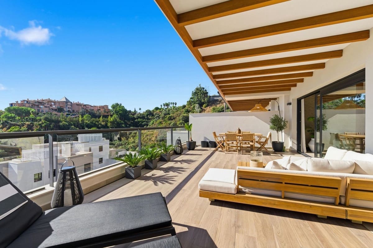 2 makuuhuone Huoneisto myytävänä paikassa Nueva Andalucia mukana uima-altaan 
autotalli - 849 000 € (Ref: 9372068)