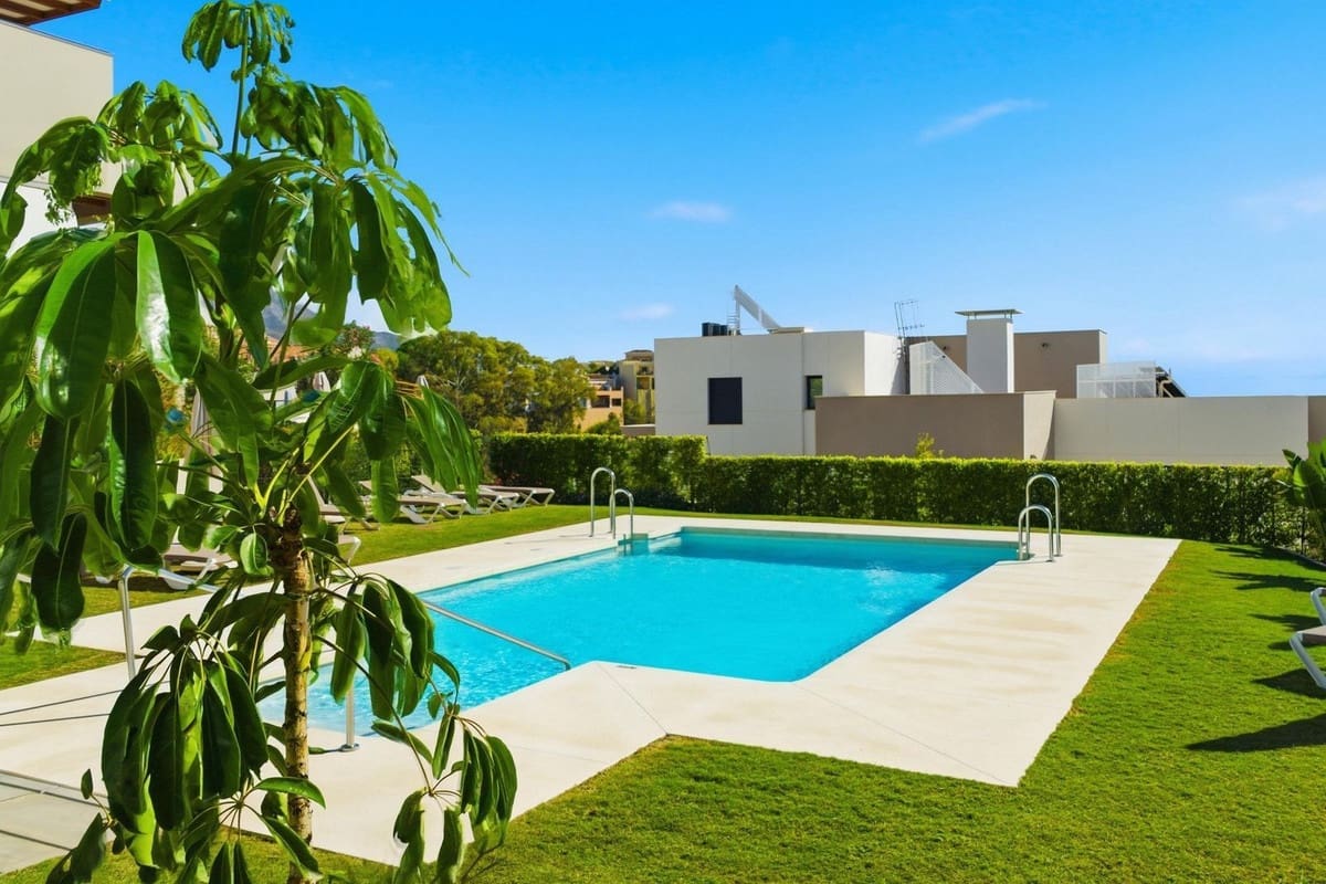 2 makuuhuone Huoneisto myytävänä paikassa Nueva Andalucia mukana uima-altaan 
autotalli - 849 000 € (Ref: 9372068)