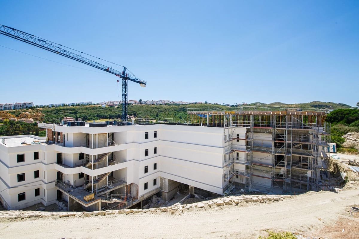 2 bedroom Apartment for sale in La Duquesa / Puerto de la Duquesa with pool garage - € 244,950 (Ref: 9379996)
