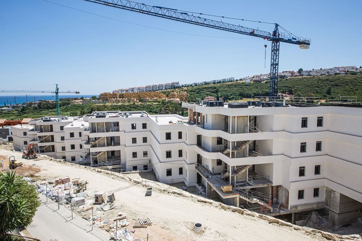 2 bedroom Apartment for sale in La Duquesa / Puerto de la Duquesa with pool garage - € 244,950 (Ref: 9379996)