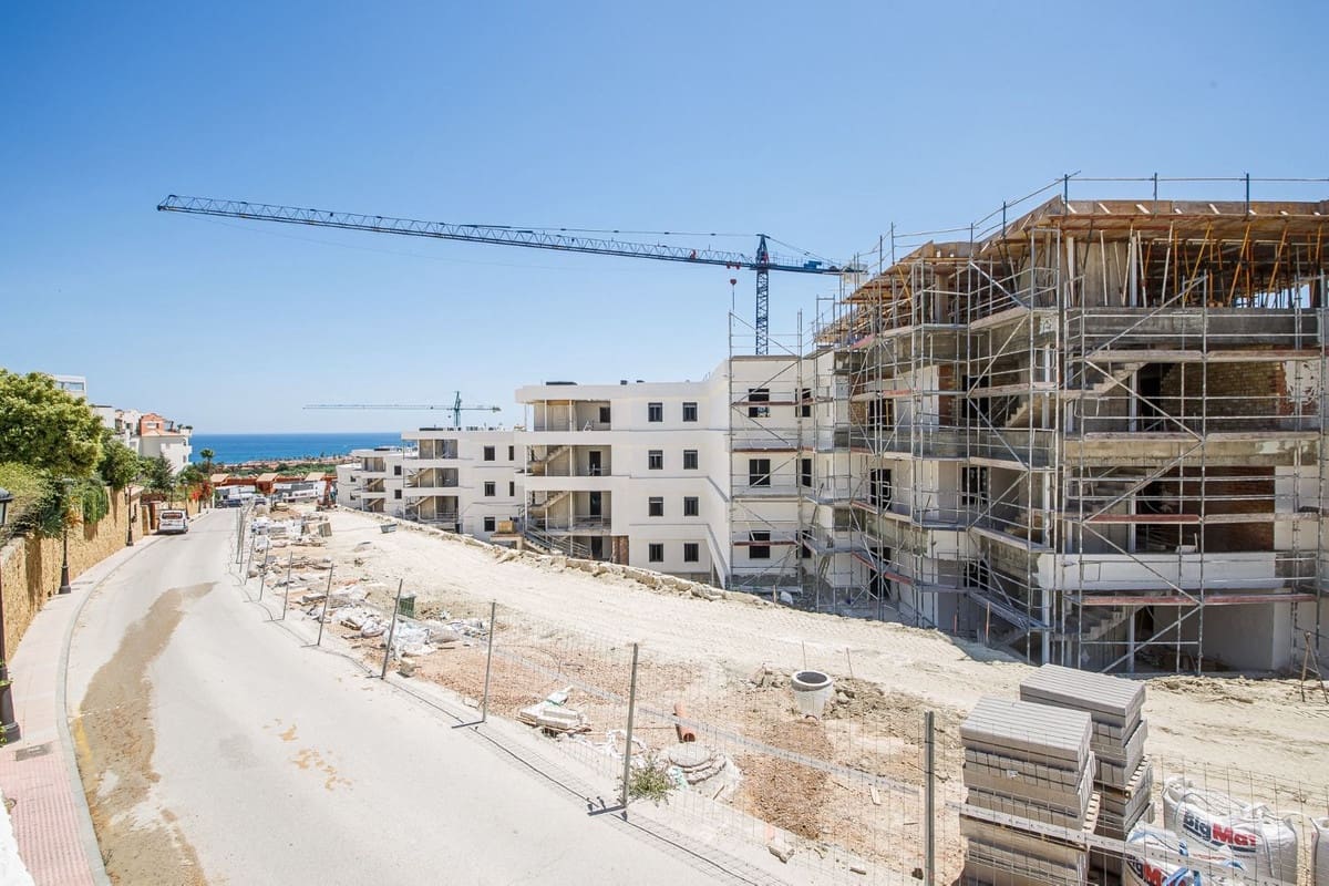 2 bedroom Apartment for sale in La Duquesa / Puerto de la Duquesa with pool garage - € 244,950 (Ref: 9379996)