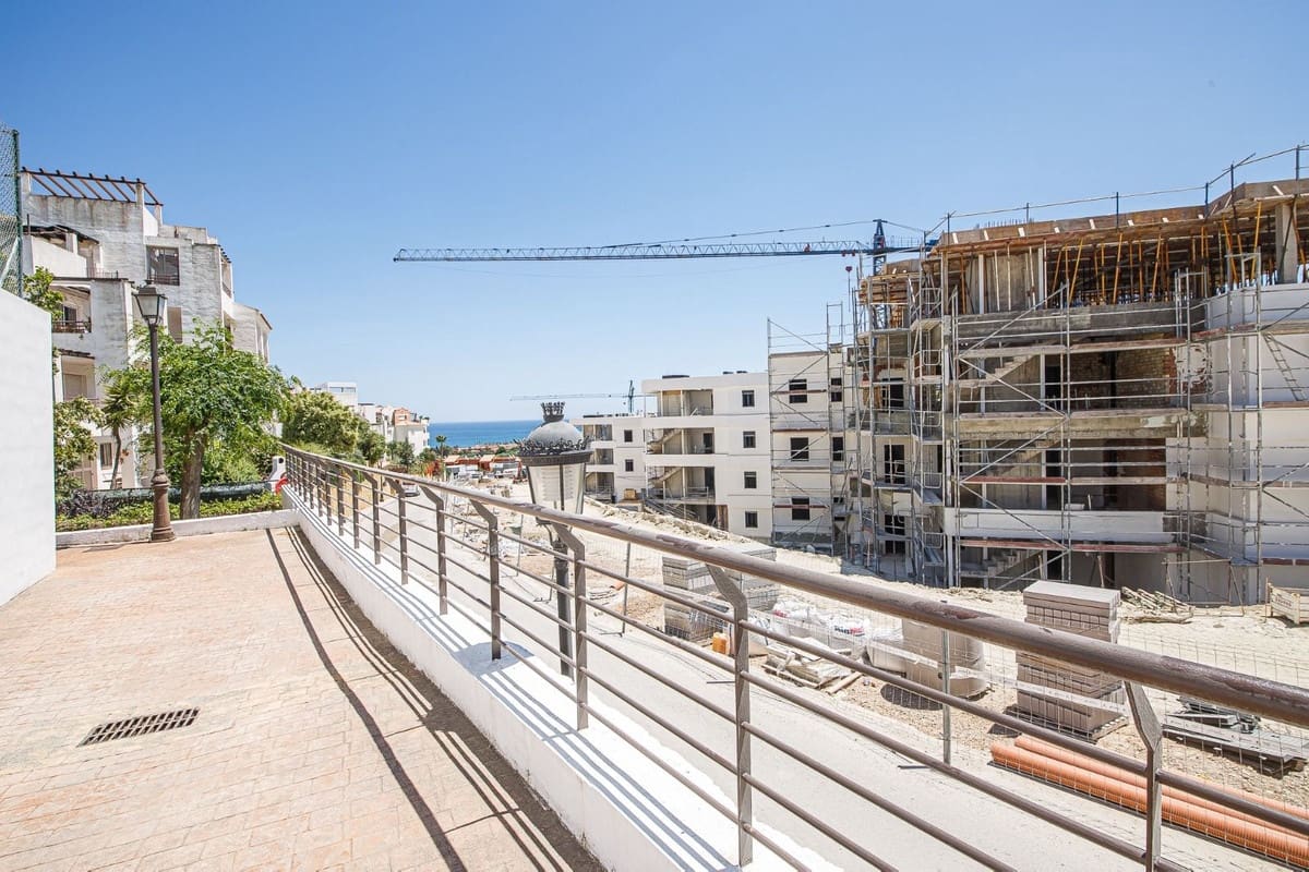 2 bedroom Apartment for sale in La Duquesa / Puerto de la Duquesa with pool garage - € 244,950 (Ref: 9379996)