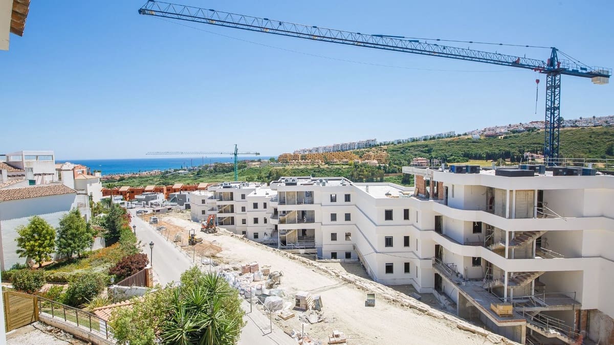2 bedroom Apartment for sale in La Duquesa / Puerto de la Duquesa with pool garage - € 244,950 (Ref: 9379996)