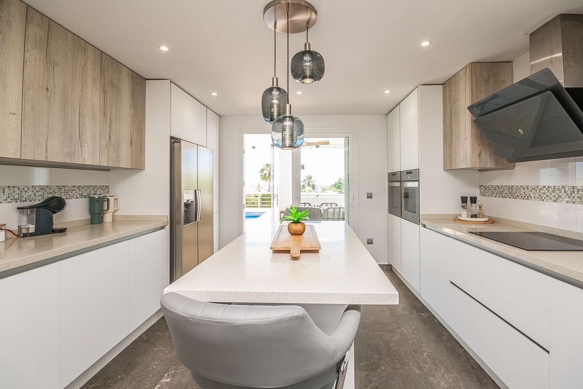 6 sypialnia Willa na sprzedaż w Estepona z basenem garażem - 1 995 000 € (Ref: 9383173)