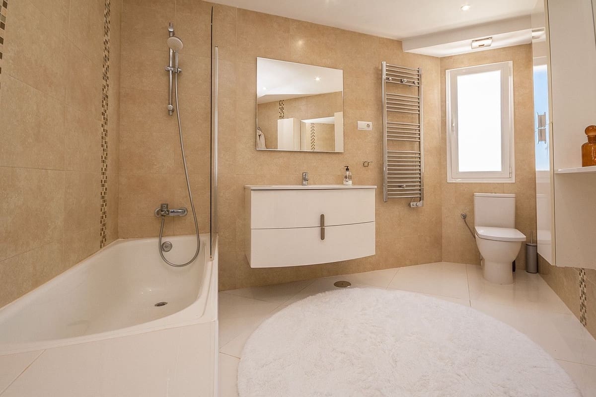 6 sypialnia Willa na sprzedaż w Estepona z basenem garażem - 1 995 000 € (Ref: 9383173)